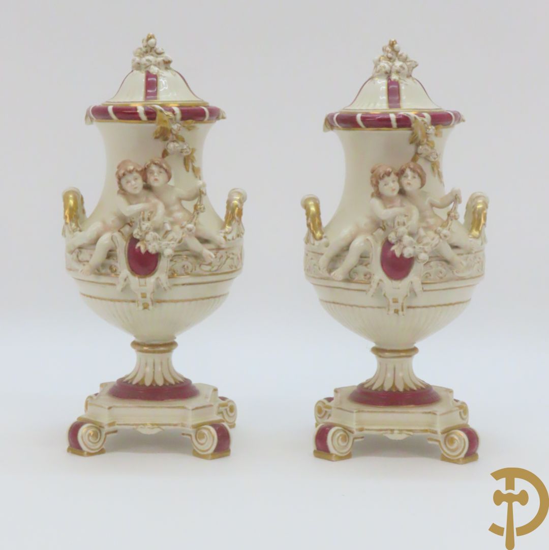 Koets in Royal Dux getrokken door cupido