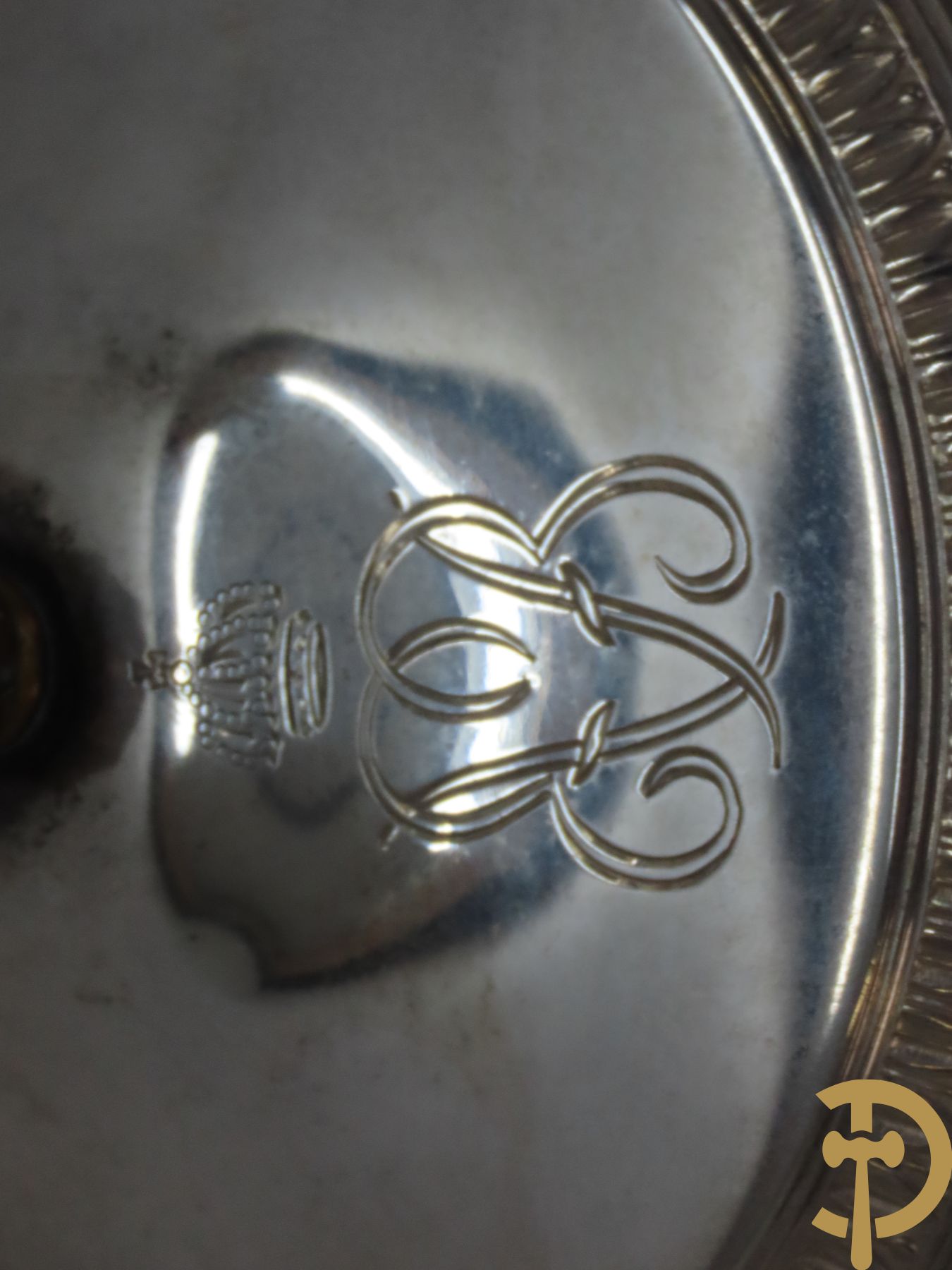 Massief zilveren bonbonnière met gekroonde initialen EVB (Elisabeth Van Beieren?)