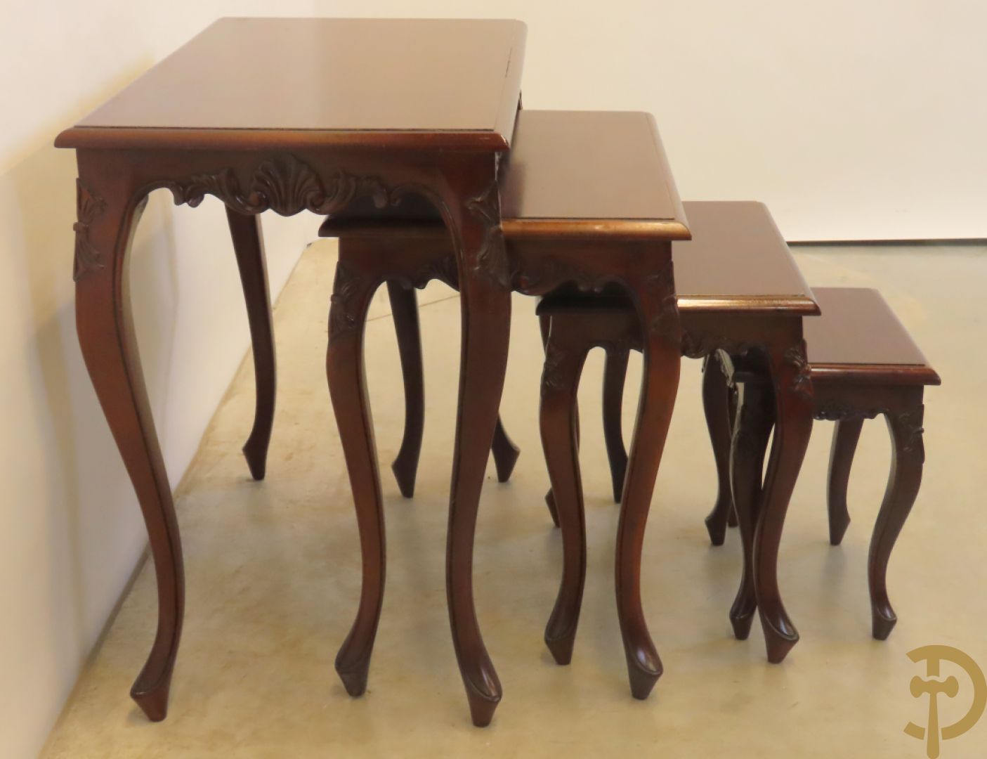 Vier inschuifbare mahoniehouten cigognetafels,  Louis XV stijl