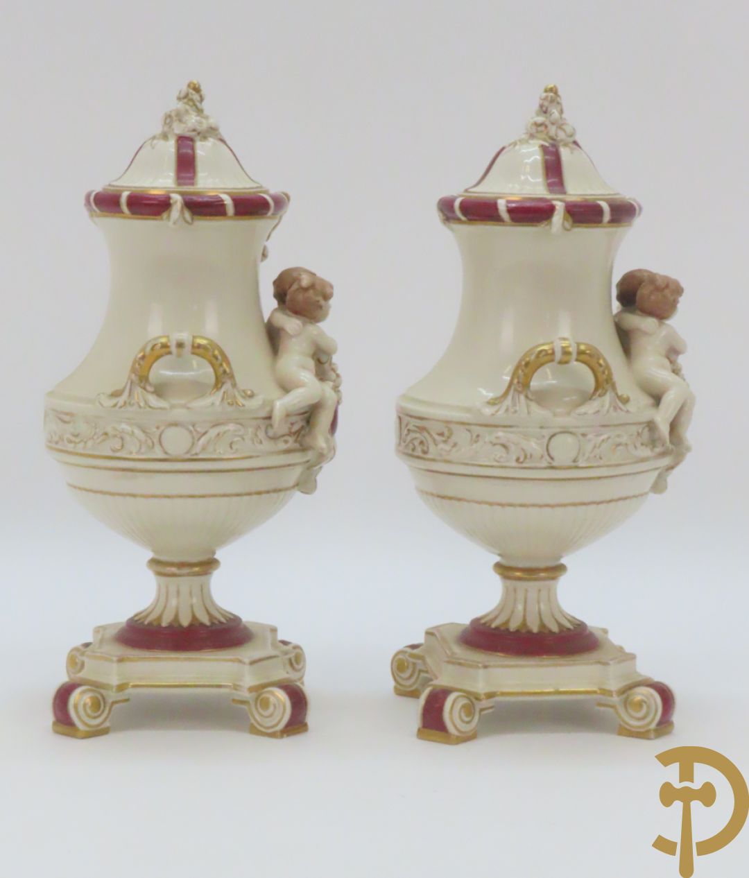 Koets in Royal Dux getrokken door cupido