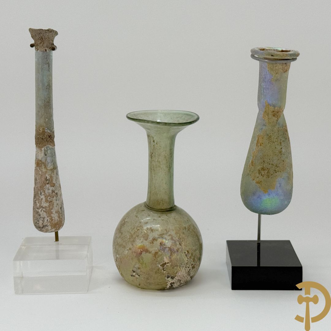 Drie antieke Romeinse glazen flesjes