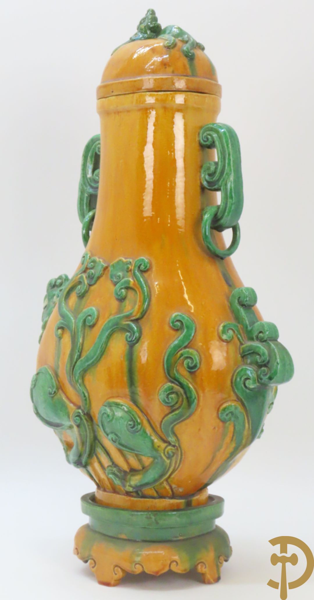 Geglazuurde Chinese aardewerken dekselvaas met fo honden en plantenmotieven