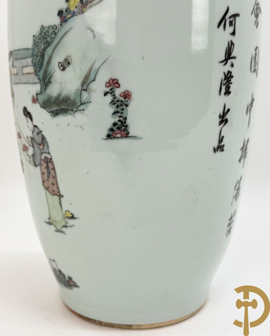 Chinese porseleinen vaas met decor van dames in landschap