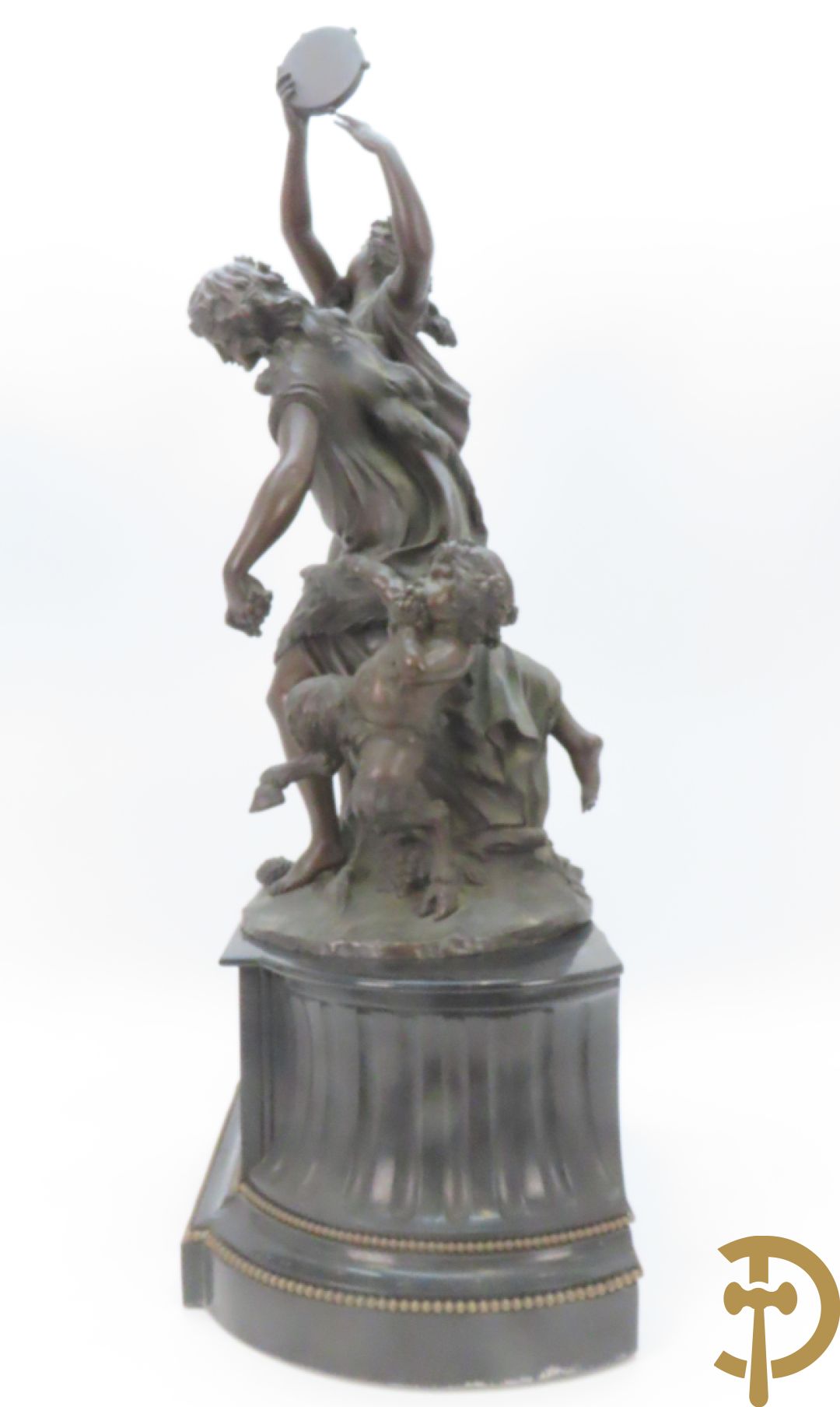 CLODION getekend - Paar elegante bronzen dames met tambour en fruit, geflankeerde door jonge faune, op marmeren klokstel - opgebouwd als garnituur met 2 kandelaars met bronzen kindjes dragende een toorts met bloemen en kaarsen