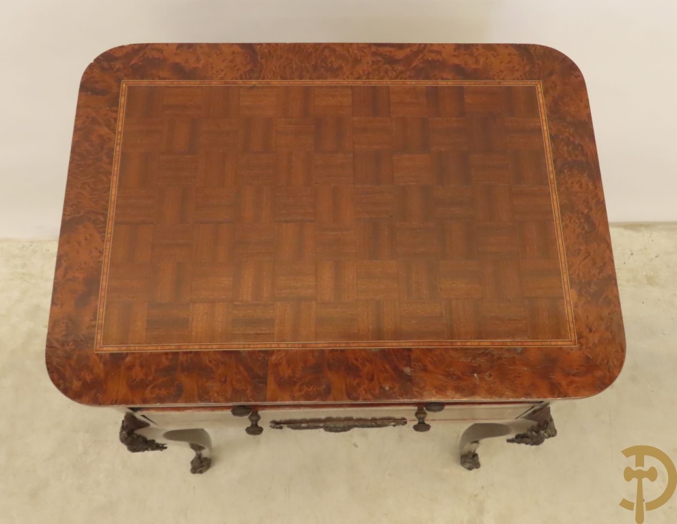 Wortelnotehouten opschikkast met 2 lades, openklapbaar blad met spiegeltje en voluutvormige poten met bronsbeslag