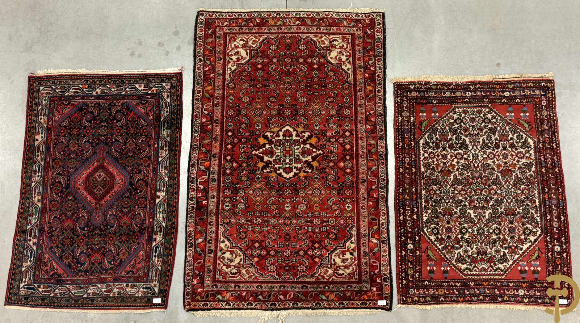 Drie oosterse handgeknoopte tapijten met bloemen- en vazendecor