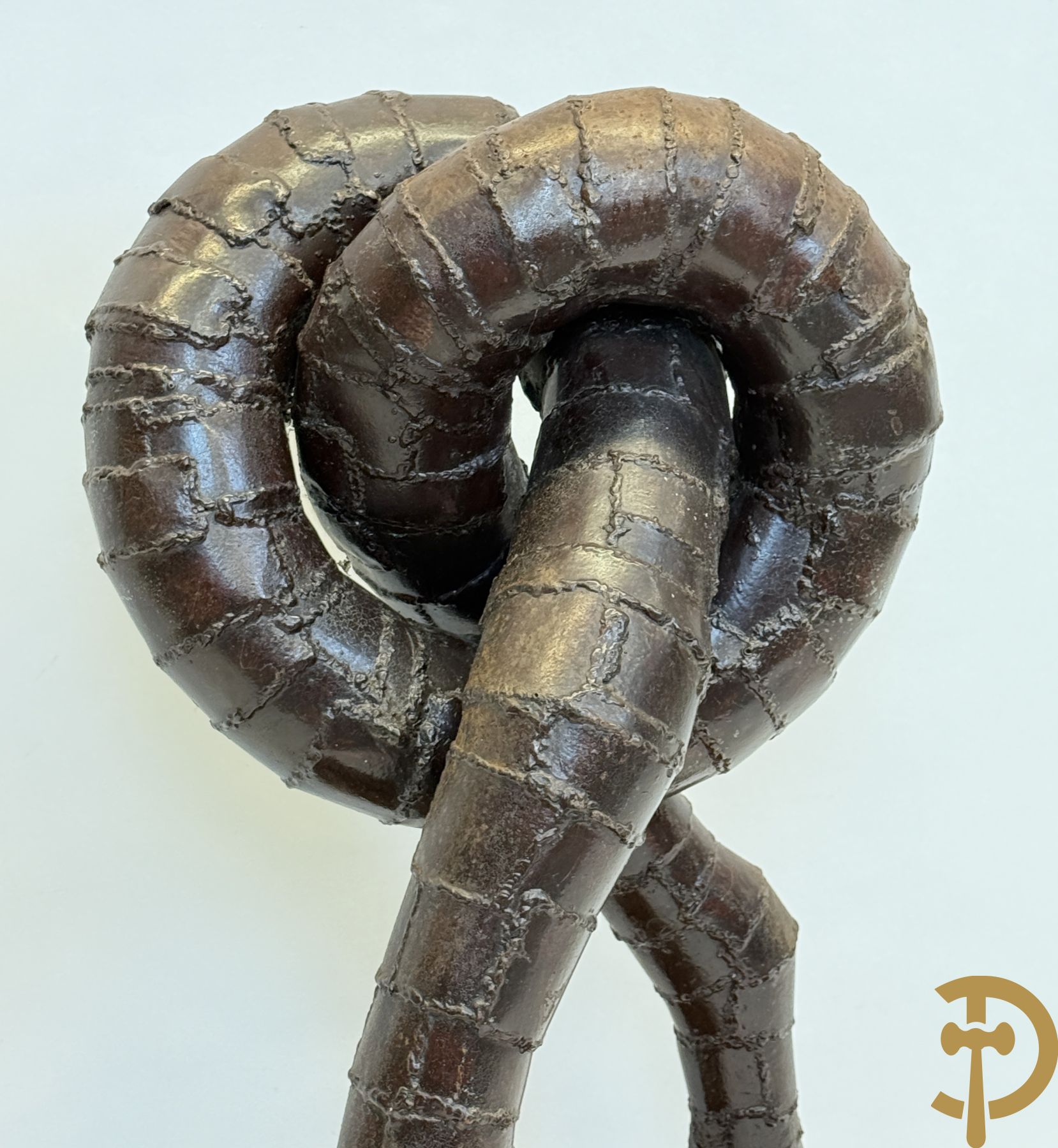 Moderne gepatineerde ijzersculptuur met verstrengelde benen