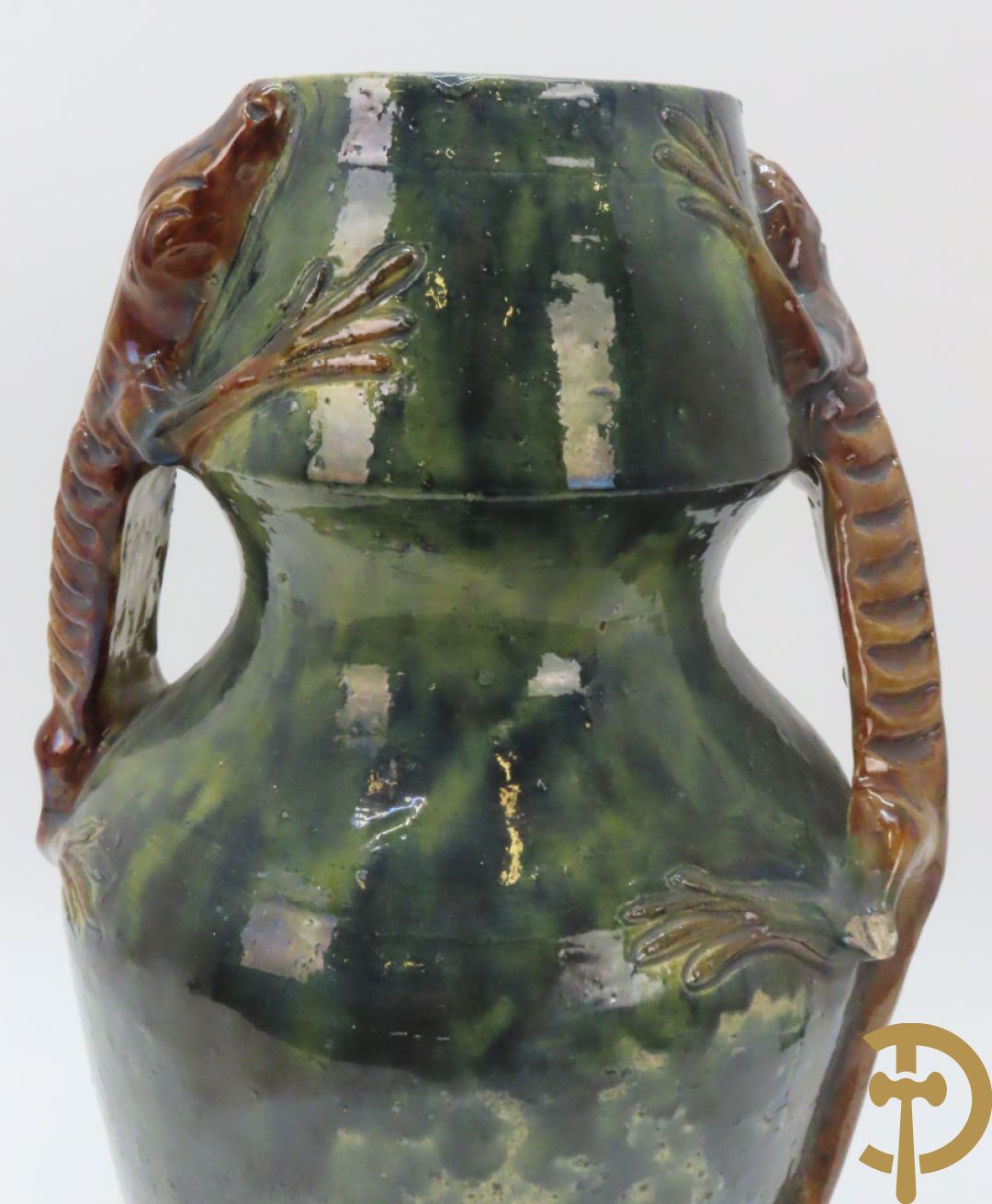 Vlaamse aardewerken vaas met salamander en bloemendecor, VH gemerkt (Van Humskerk)