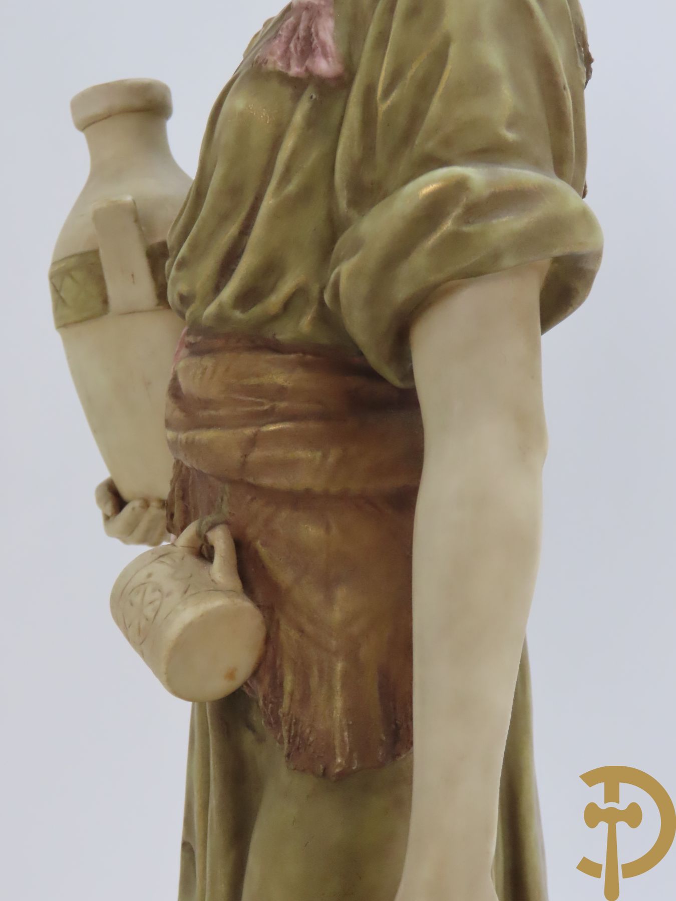 Royal Dux beeld van waterdraagster met kruiken, nummer 1075 Royal Dux Bohemia