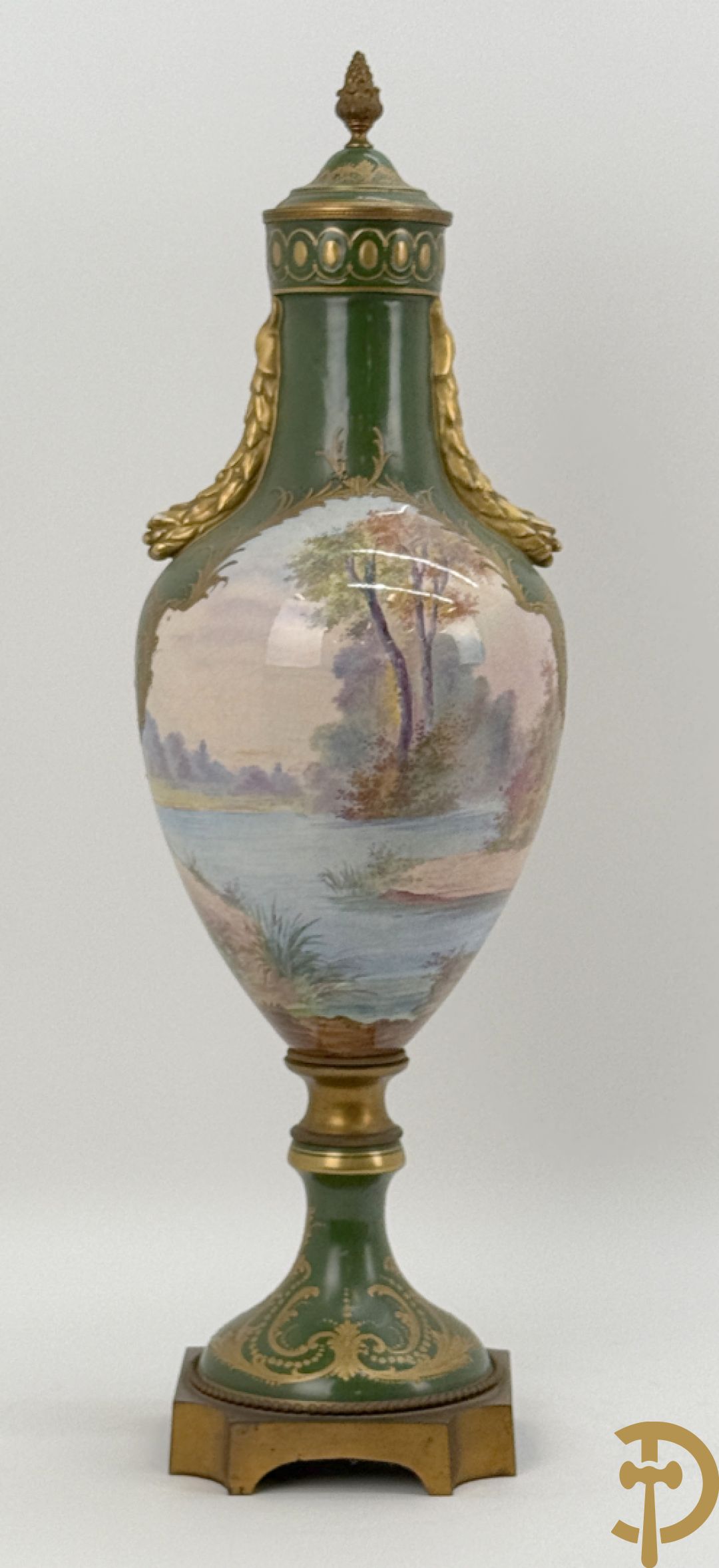 Porseleinen driedelige Sèvres cassolettes met decor van muciserende en dansende personages op groene fond, Aly getekend, gemerkt Sèvres