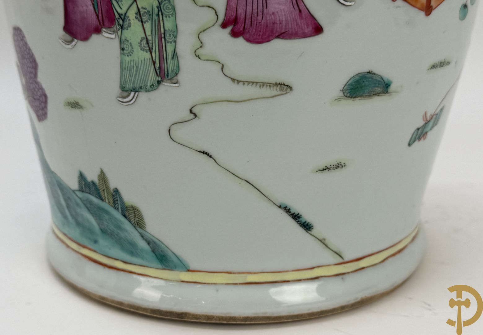 Chinese porseleinen vaas met dubbel decor van dieren, personages, dames en kinderen