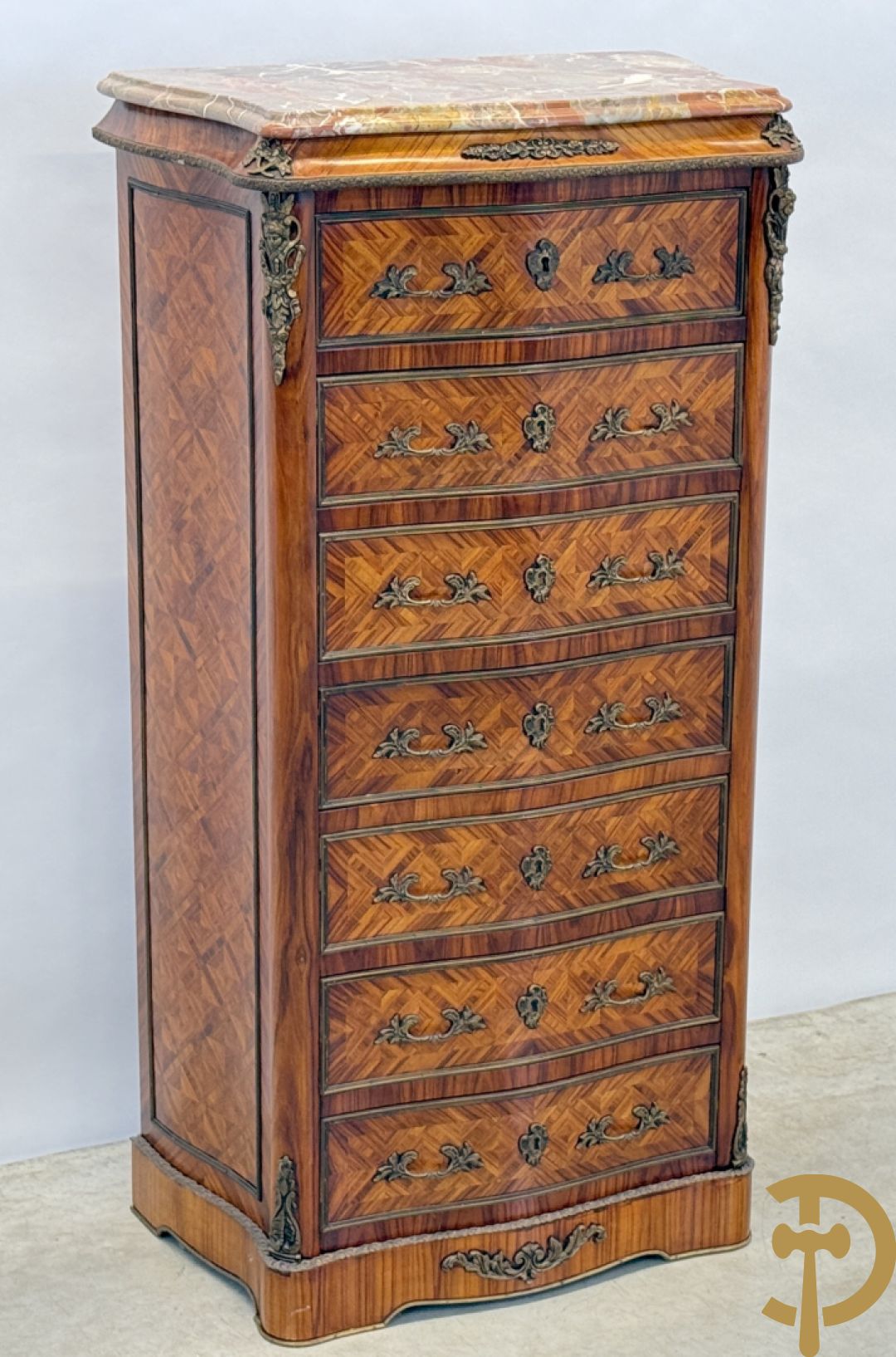 Gemarketteerde notelaren zevenladenkast bezet met bronsbeslag en marmeren blad