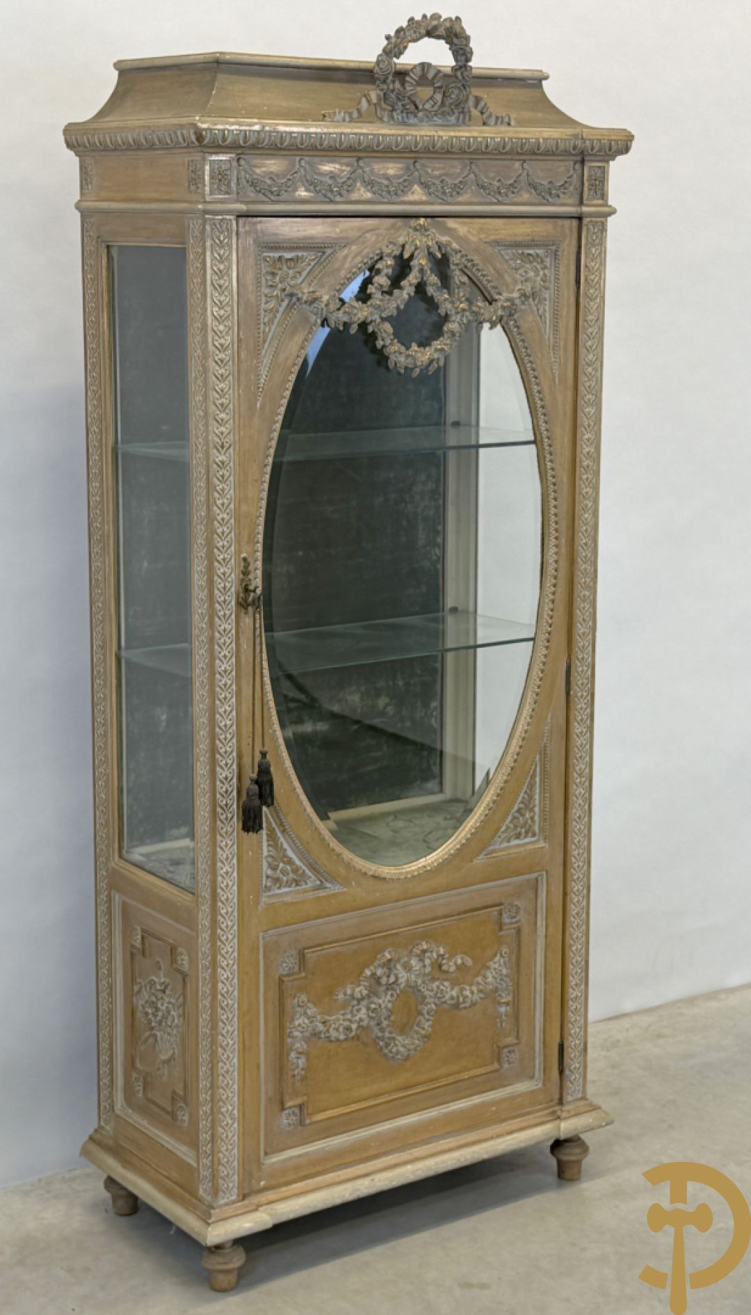 Vergulde ééndeursvitrine met geslepen ruiten, guirlandes en rocailles, bovenaan bekroond met bloemenkrans, Louis XVI stijl