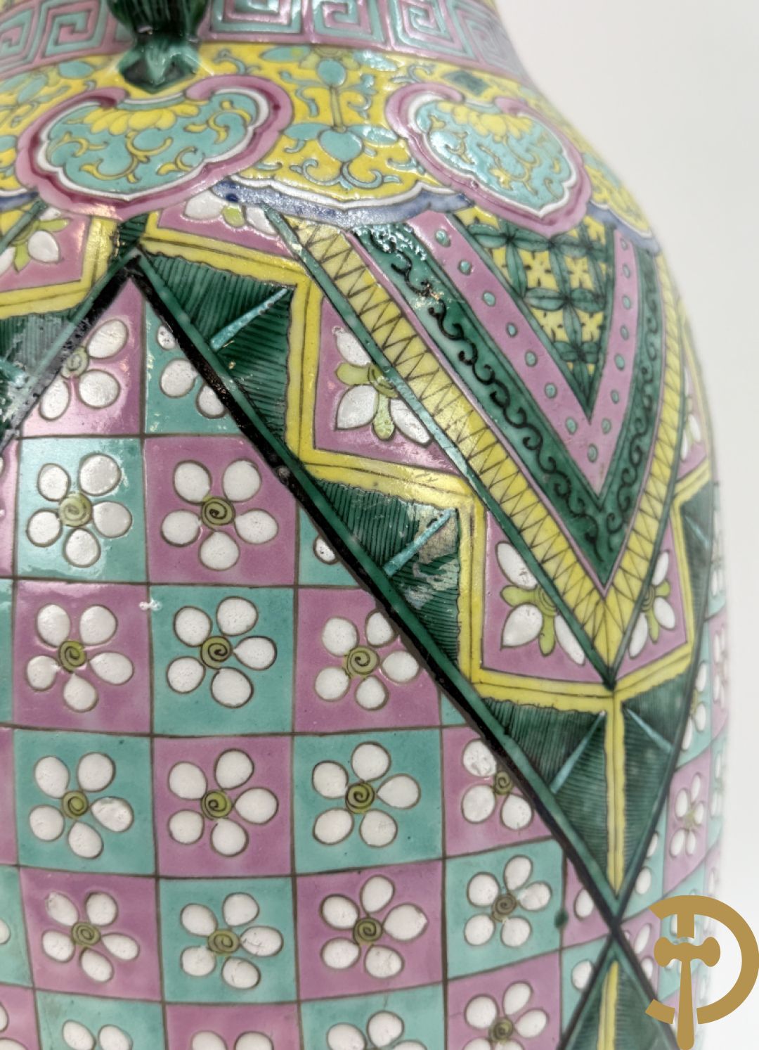 Chinese porseleinen vaas met ruitvormen en geometrische patronen, bovenaan met fo honden bezet