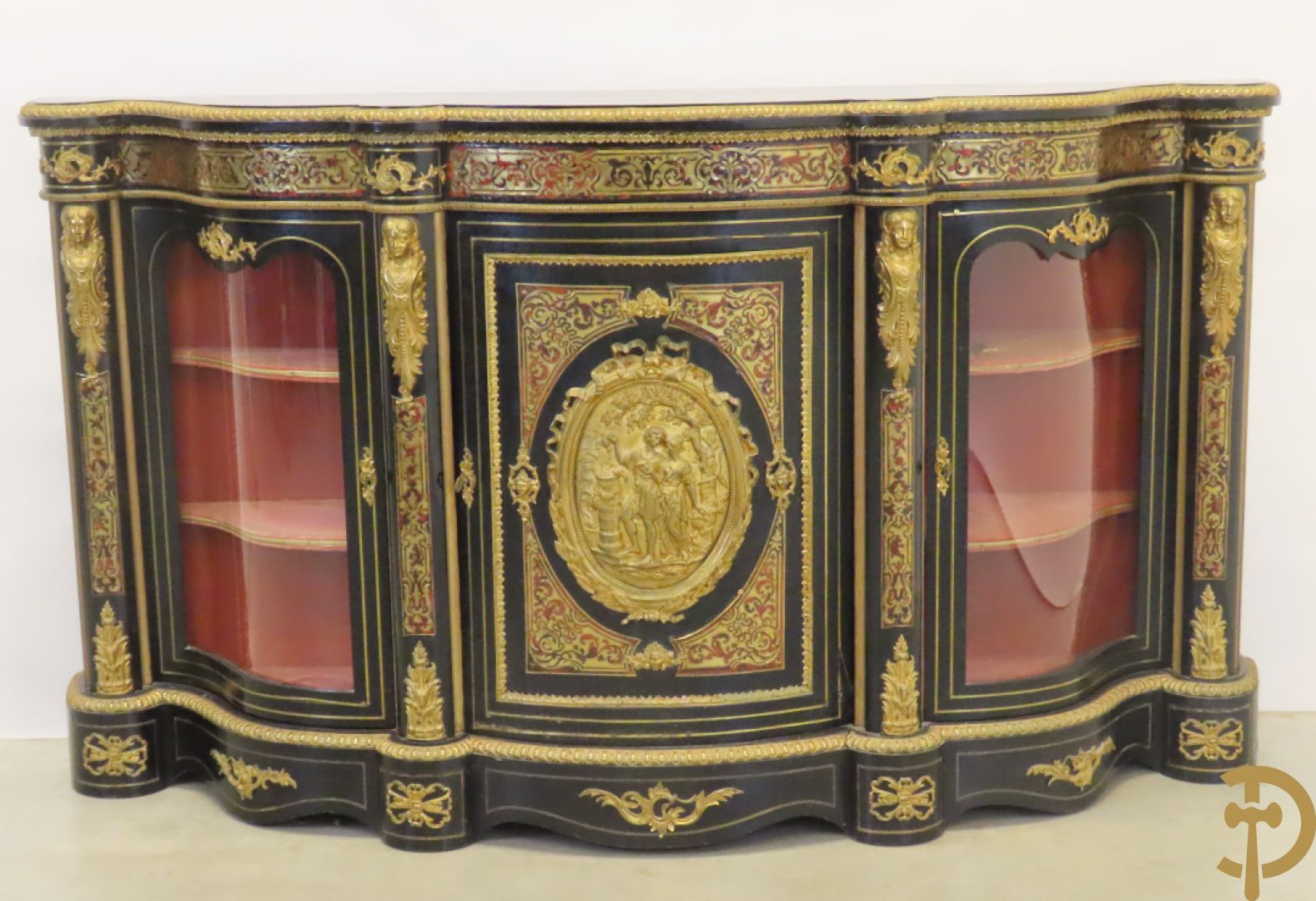 Napoleon III dressoir, centraal met bronnen plakkette omgeven door Louis XVI strik, met 2 zijdelingse vitrines met gebogen glas - stijlen bezet met bronzen dameshoofden