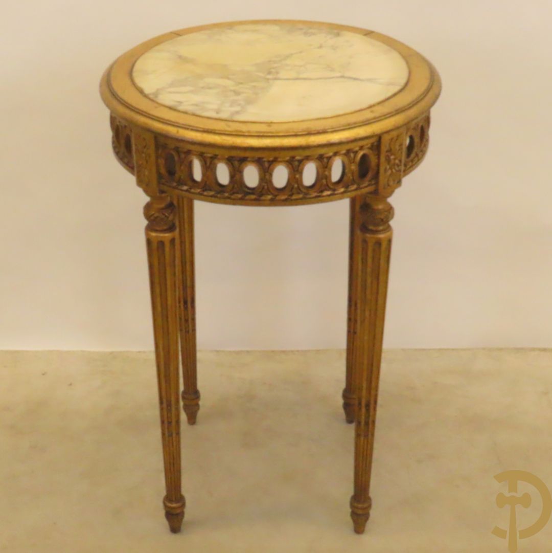 Vergulde bijzettafel met marmeren blad op 4 gecanneleerde poten