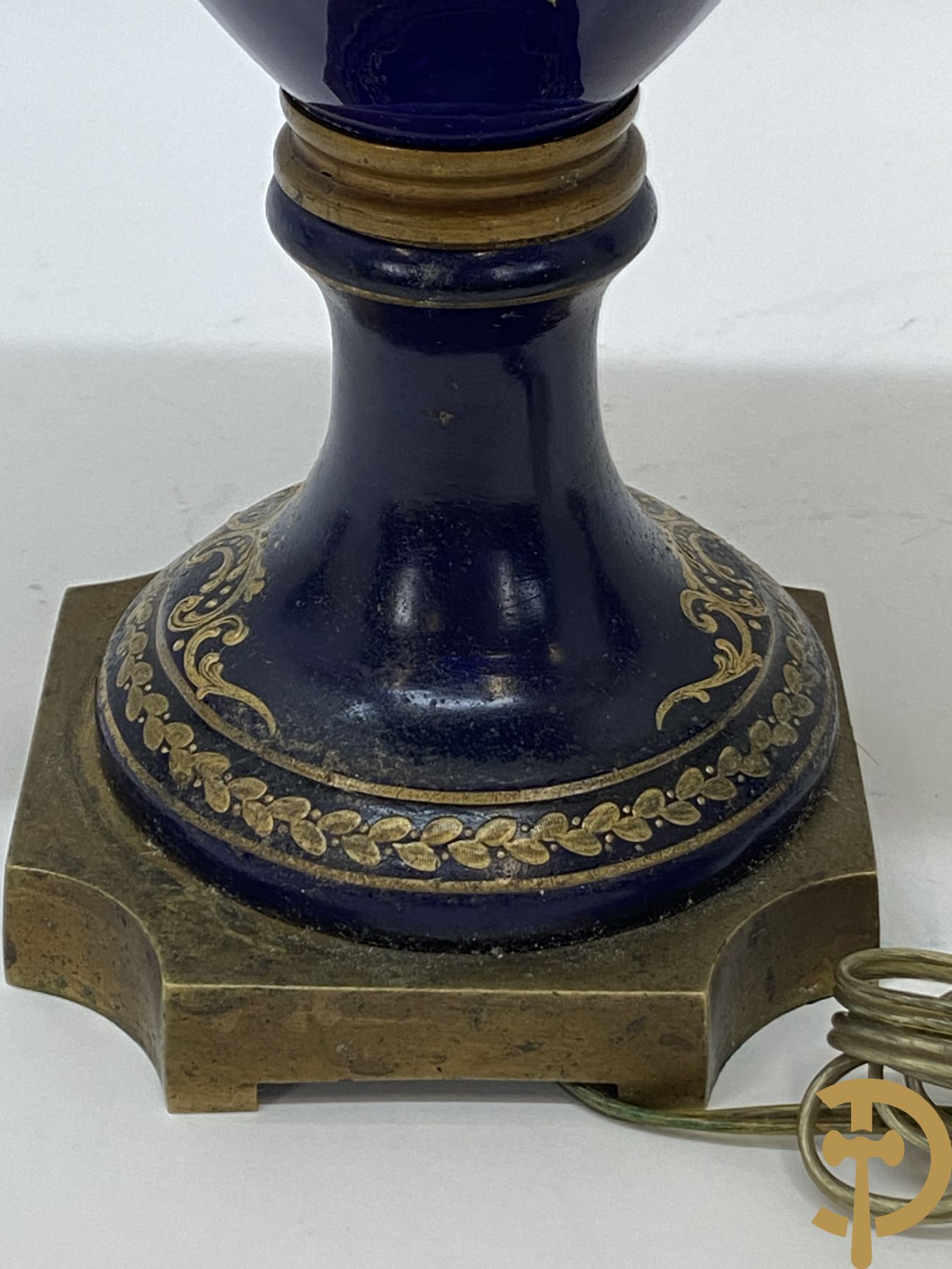 Paar kobaltblauwe porseleinen vazen met dubbel motief als lampadaire