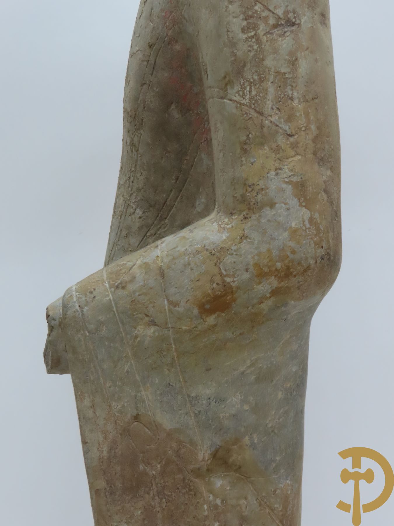 Gestyleerd beeld van een staande Boeddha in grijze kalksteen gesculpteerd, Noord Qi periode China - Province Shandong, 550 tot 577 na Christus, Art Loss Register nr S00013882 - op sokkel gemonteerd