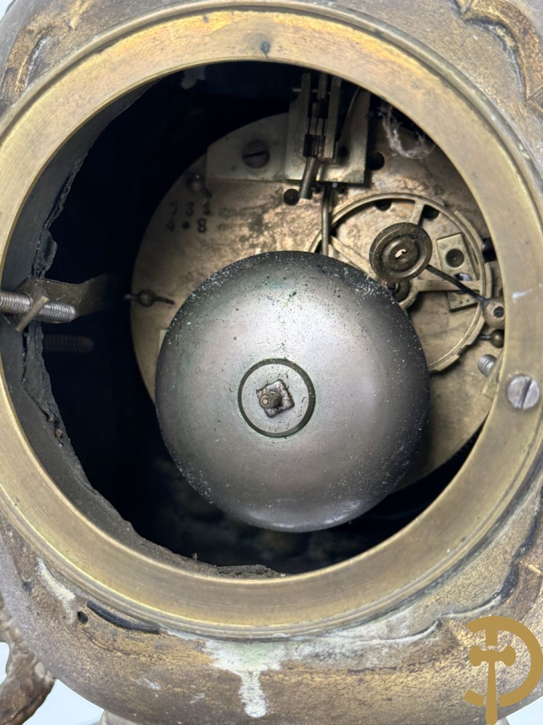 Aziatische pendule in zamak, zijdelings bezet met drakendecor en bovenaan met mythologisch figuur