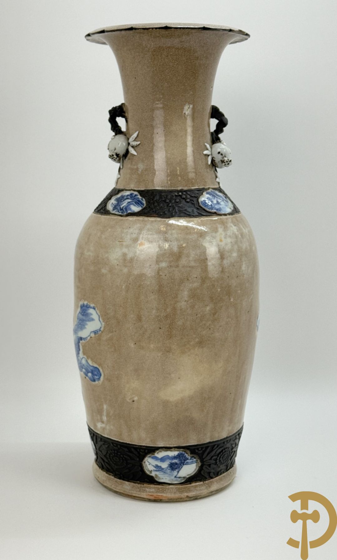 Antieke Chinese Nankin vaas met decor van wijsgeren, onderaan bezet met hert en bovenaan met pioenrozen