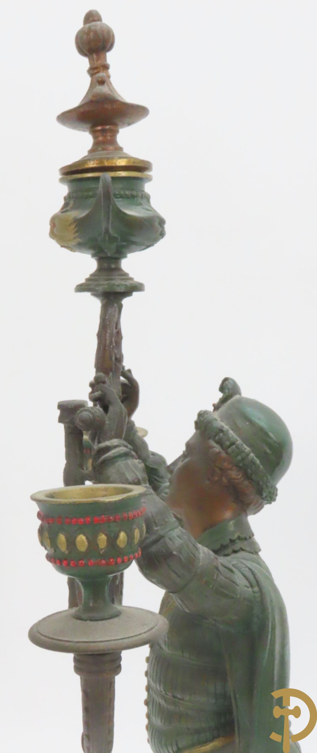 Driedelige kunstbronzen garnituur bestaande uit pendule met paar schakende edelheren, bezet met kariatiden - geflankeerd door paar driearmige kandelaars gehouden door 2 edelheren