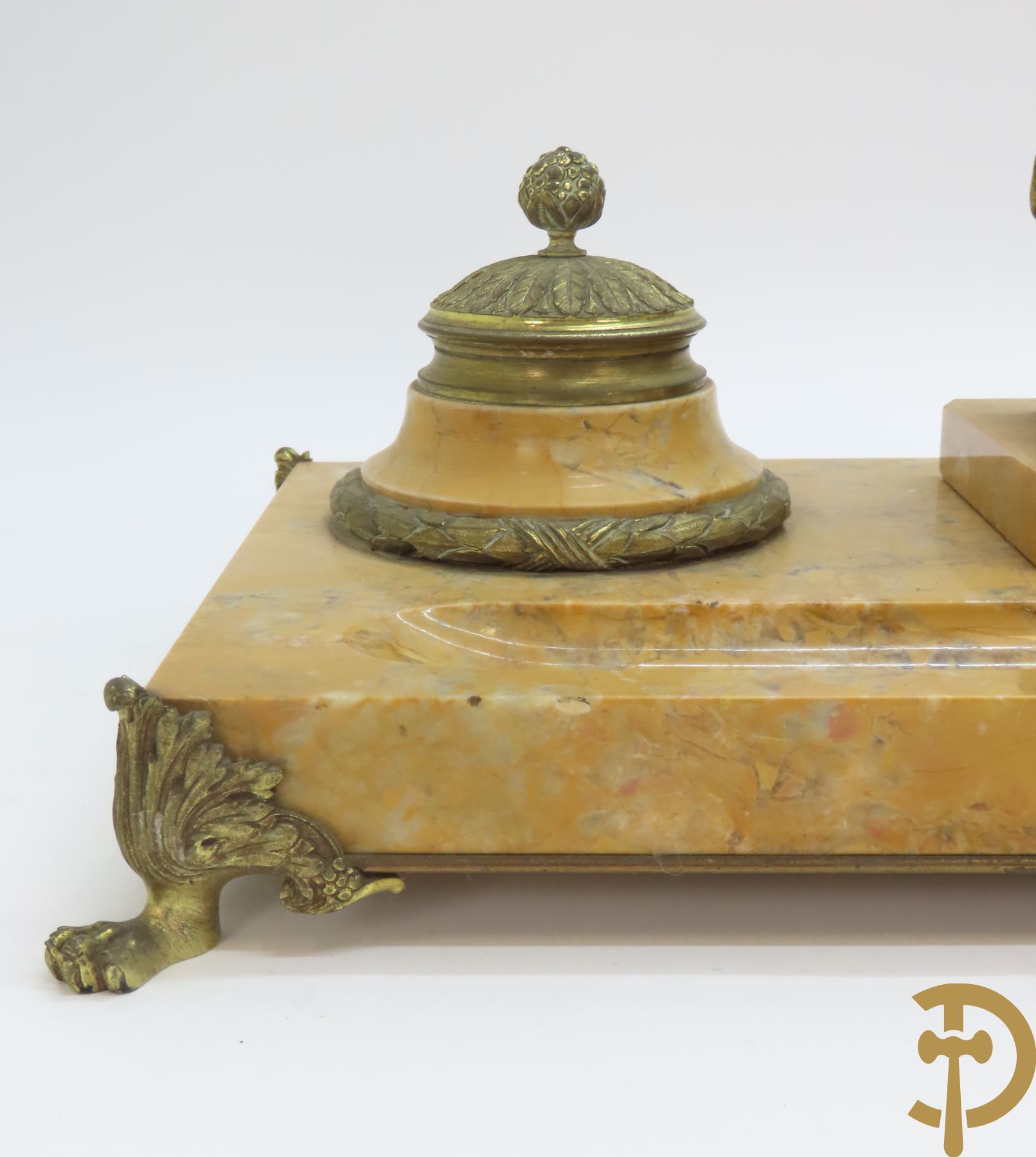 Marmeren inktstel met centraal verguld bronzen beeld met figuur van Lorenzo De Medici naar Michelangelo marmeren brievenhouder