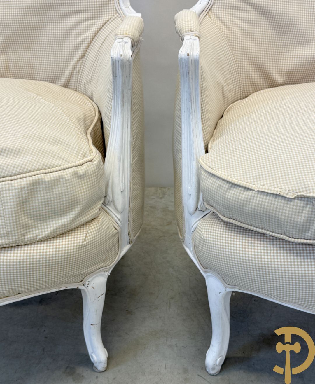 Paar gemonochromeerde Louis XV armzetels met gecanneerde rug + 2 gestoffeerde Louis XV armzetels