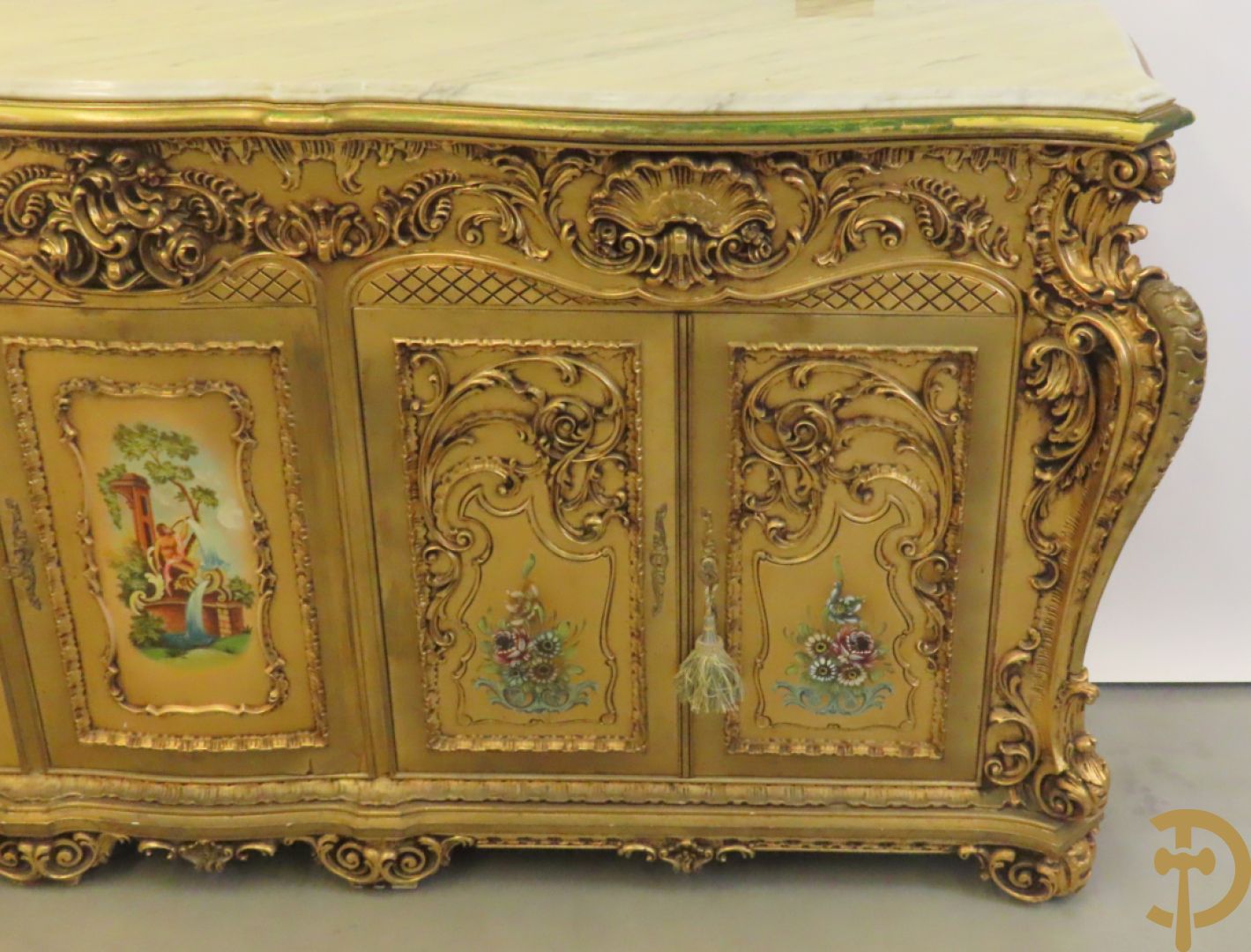 Uitzonderlijke vergulde Louis XV eetkamer bestaande uit vijfdeursdressoir met voluutvormige accanthusranken en rocailles, beschilderd met bloemenmotieven en centraal tafererel met hoornen des overvloeds + bijhorende spiegel vergulde tafel op voluutvormige poten met zes bijhorende stoelen + vitrine met accanthusranken en centrale deur, op voluutvormige poten