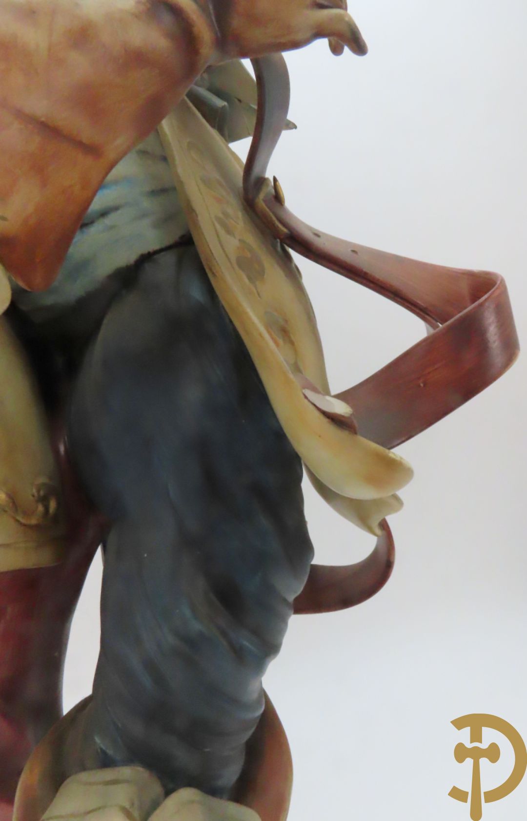 Twee Italiaanse beelden in meerkleurige faience, Cirano de Bergerac