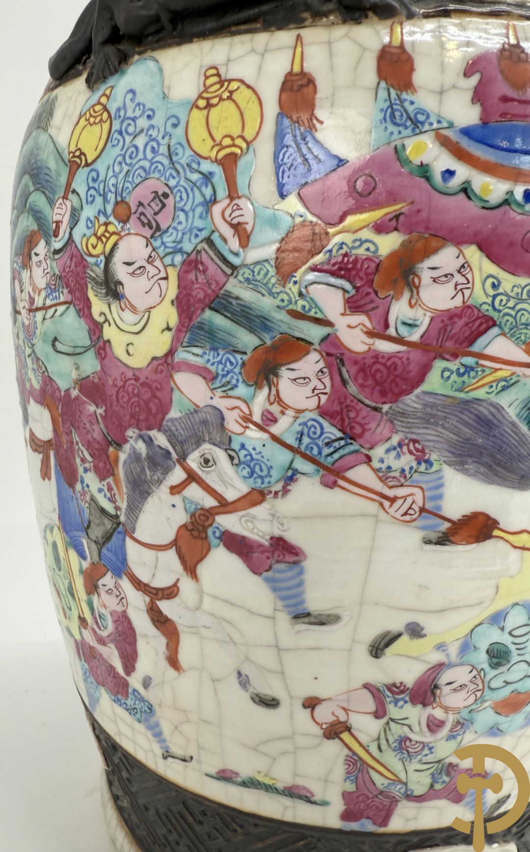 Paar Nankin vazen met dansende figuren en krijgertaferelen op houten sokkels