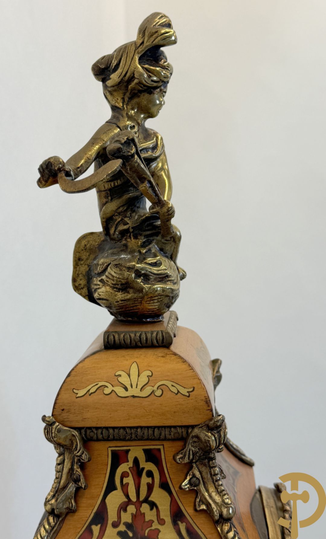 Italiaanse notelaren kartel met marqueterie en bronsbeslag, bovenaan bekroond met cupido - met bihhorende gemarqueteerde console met inleg van koper en schildpadimitatie, decor van amfoor en bronzen medusahoofd