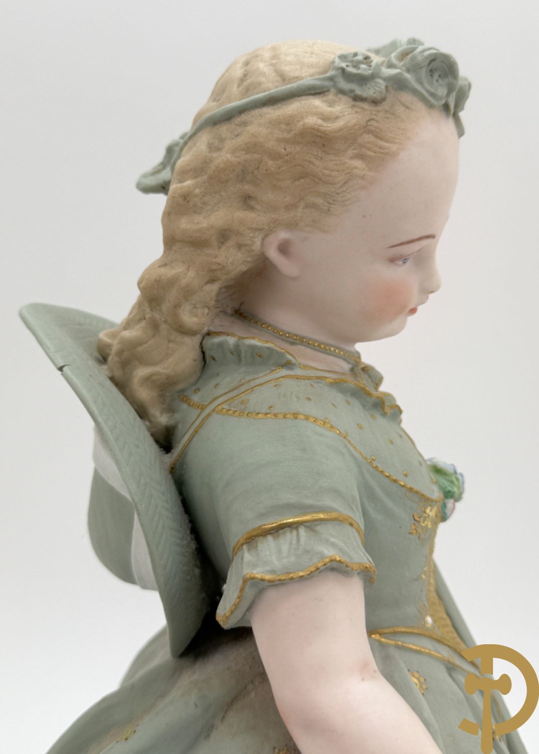 Paar grote Franse gekleurde biscuits van meisje en 
 jongen met schaap en geit