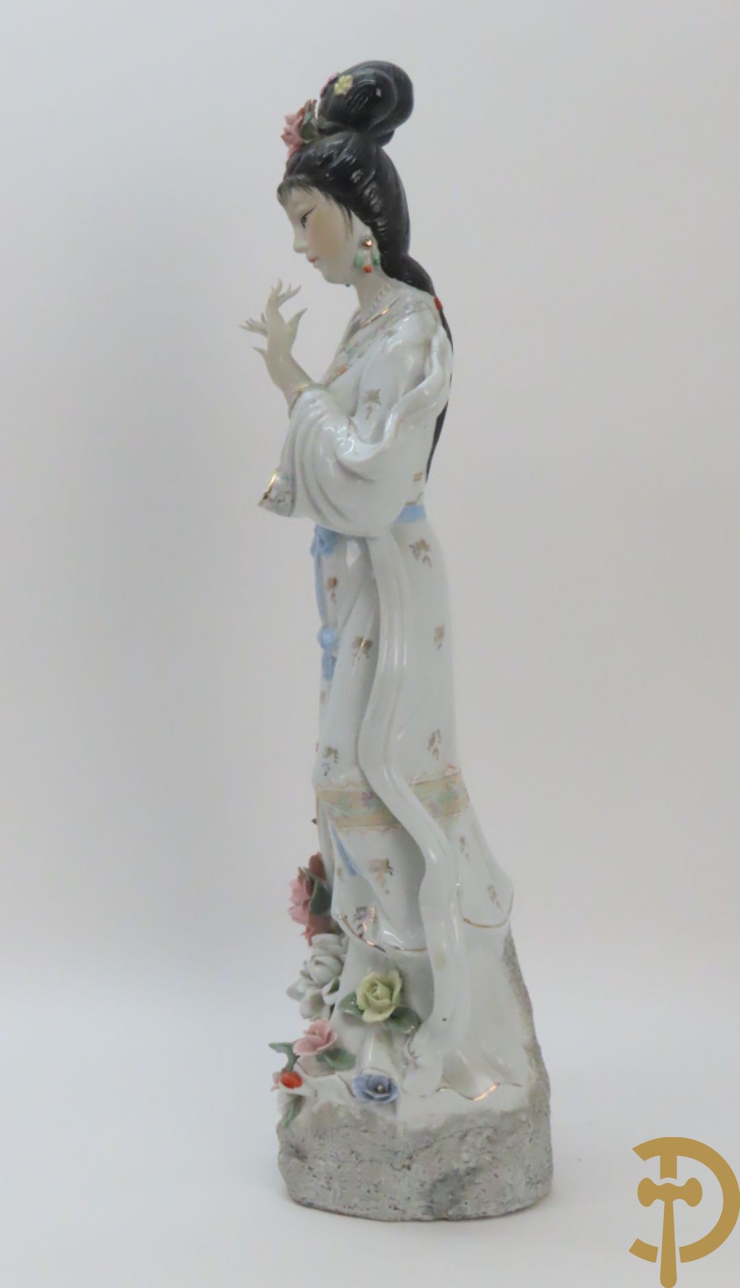 Chinese porseleinen geisha dame tussen de bloemen