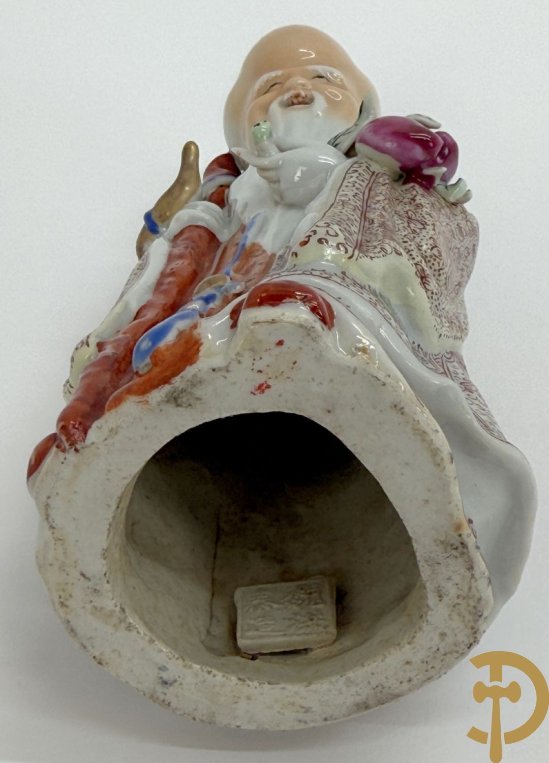 Vier Chinese porseleinen wijsgeren waarvan 1 gestempeld