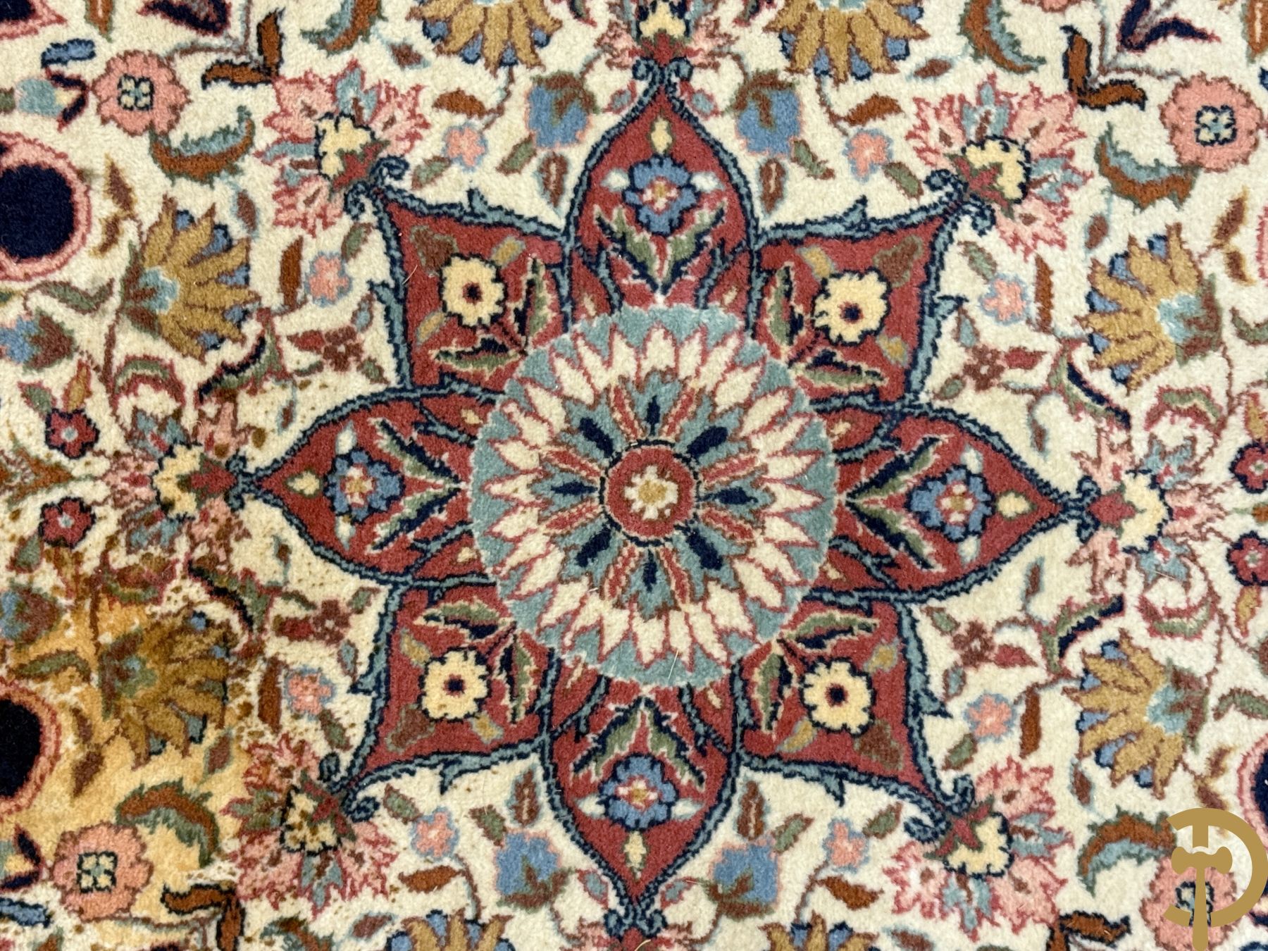 Oosters handgeknoopt tapijt met blauwe fond en bloemenmotieven