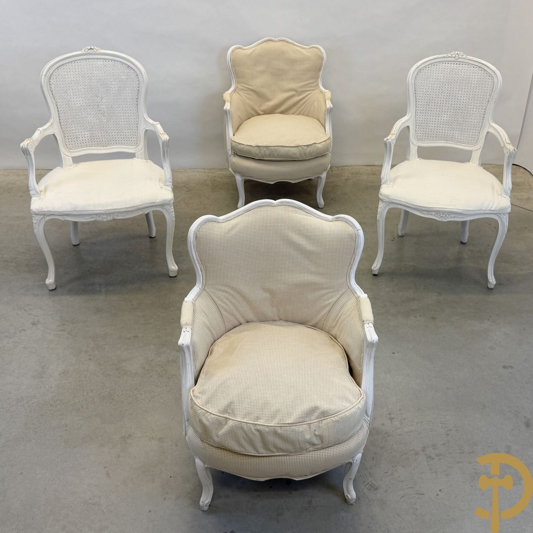 Paar gemonochromeerde Louis XV armzetels met gecanneerde rug + 2 gestoffeerde Louis XV armzetels