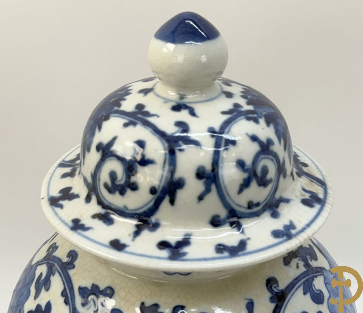 Paar Chinese dekselpotiches in blauw wit porselein met bloemendecor en accanthusranken