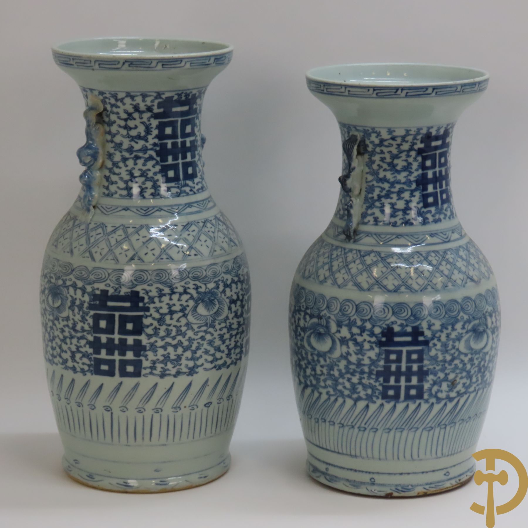 Twee Chinese porseleinen vazen met blauw/wit decor en Chinese tekens