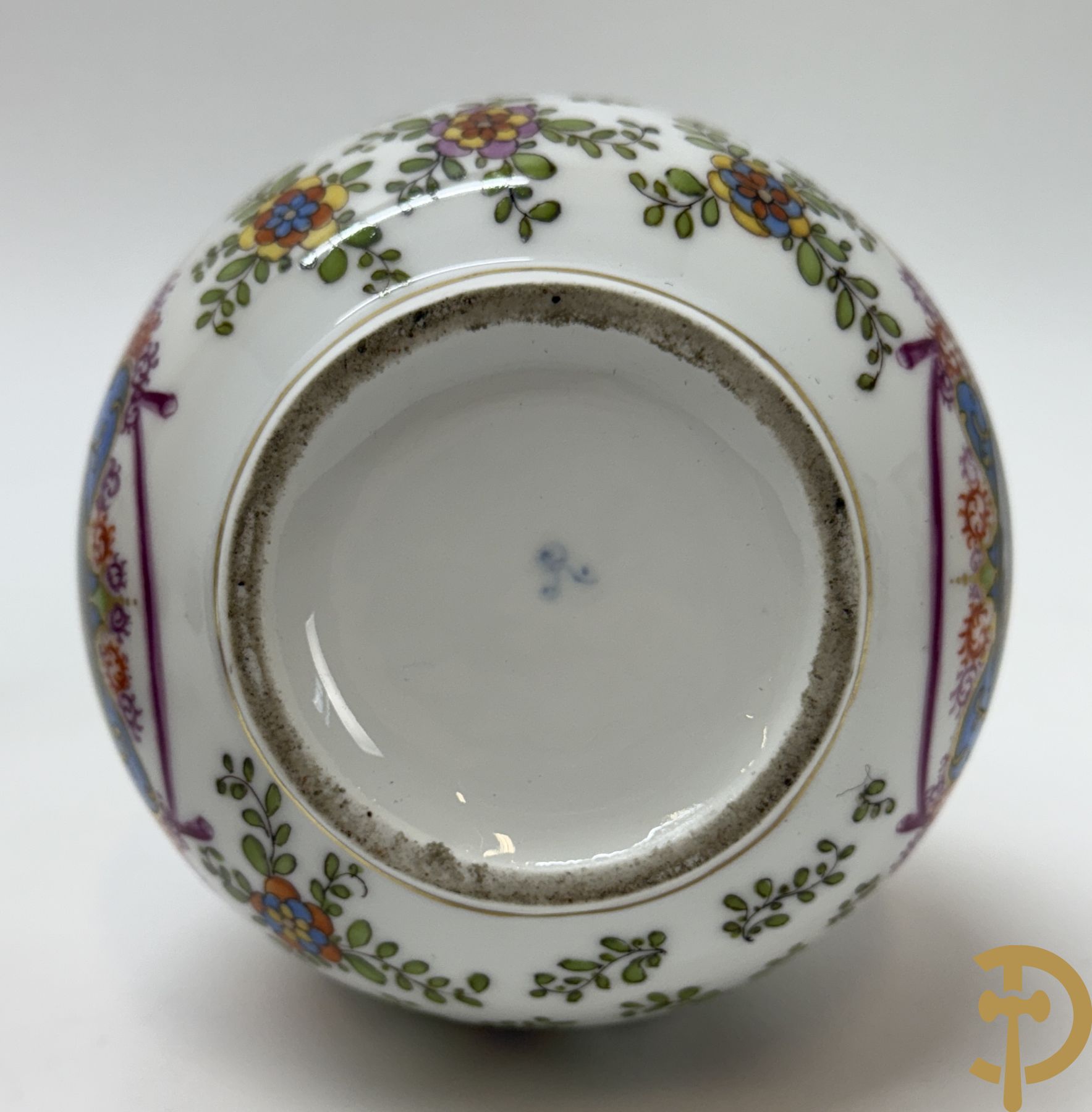 Paar kalebasvormige porseleienen vazen met antieke havenzichten + porseleinen vaasje met havenscènes, onderaan gemerkt