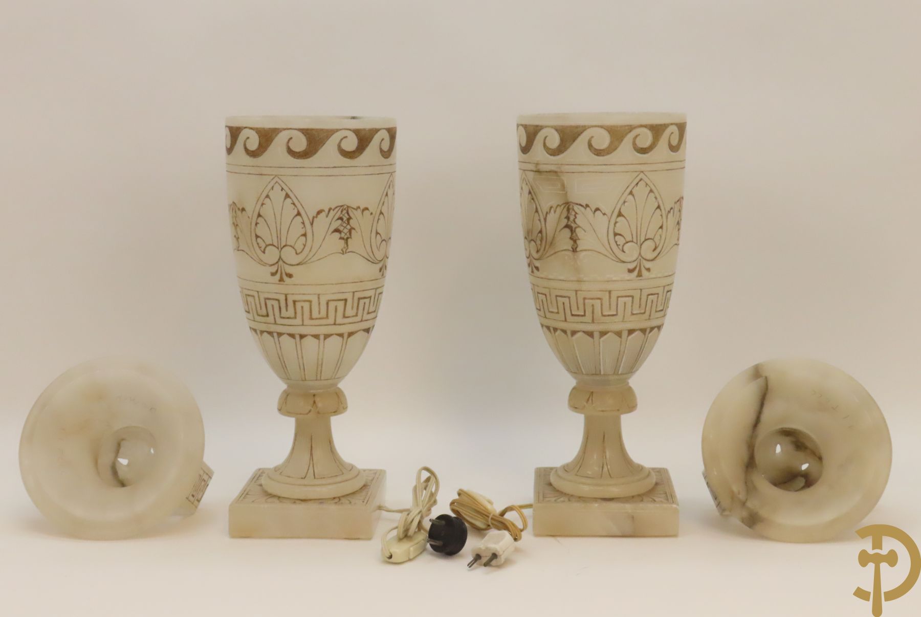 Paar handgesculpteerde onix marmeren Italiaanse potiches met accanthusraken en meanderend decor