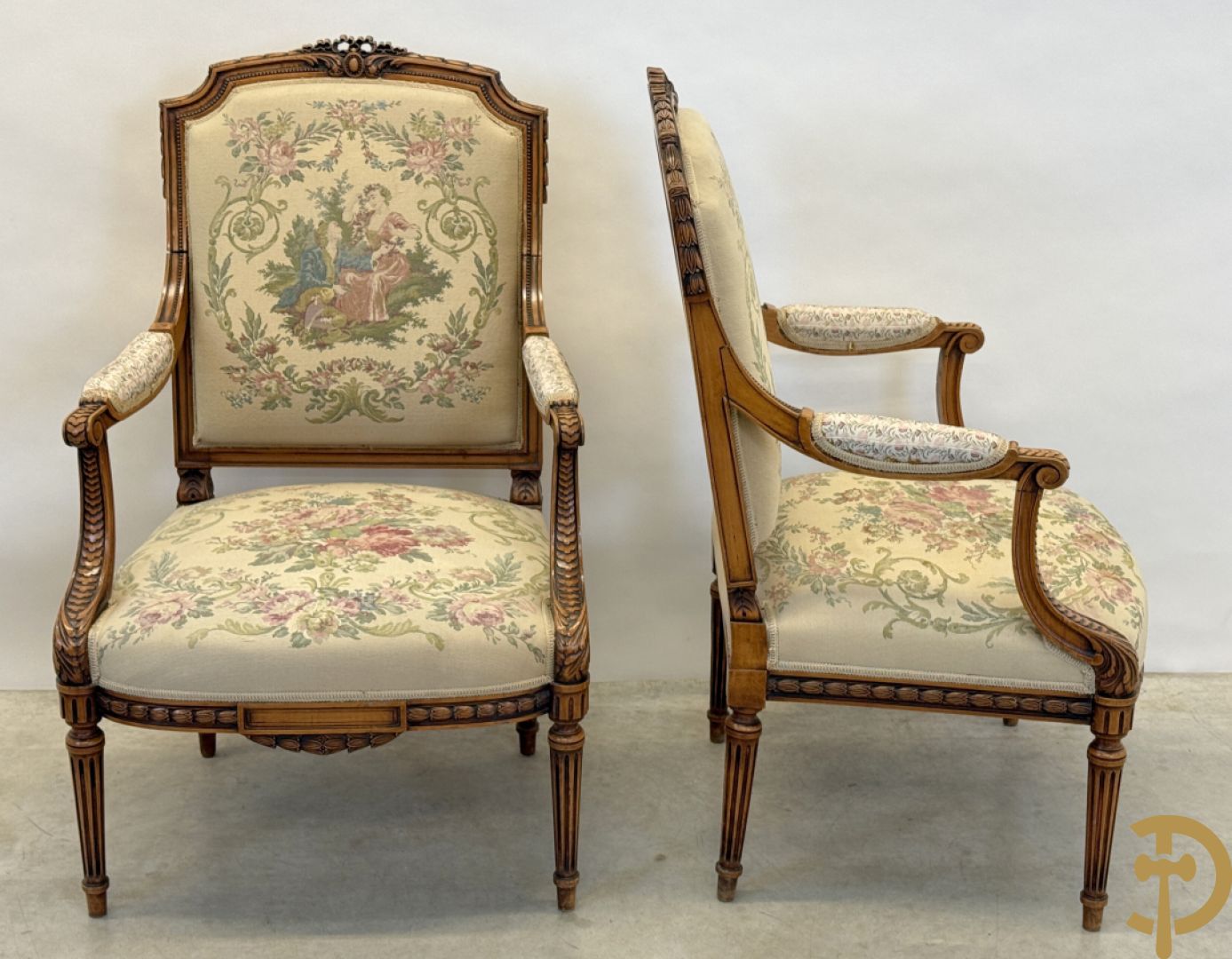 Vijfdelig notelaren Louis XVI salonensemble bestaande uit canapé, 2 armzetels en 2 stoelen