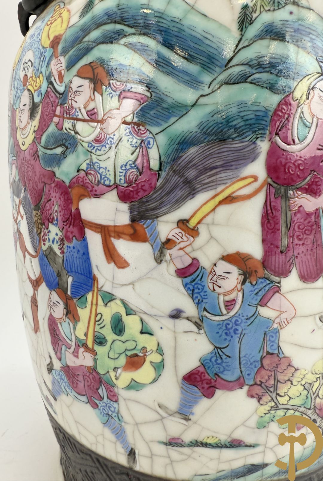 Paar Nankin vazen met dansende figuren en krijgertaferelen op houten sokkels