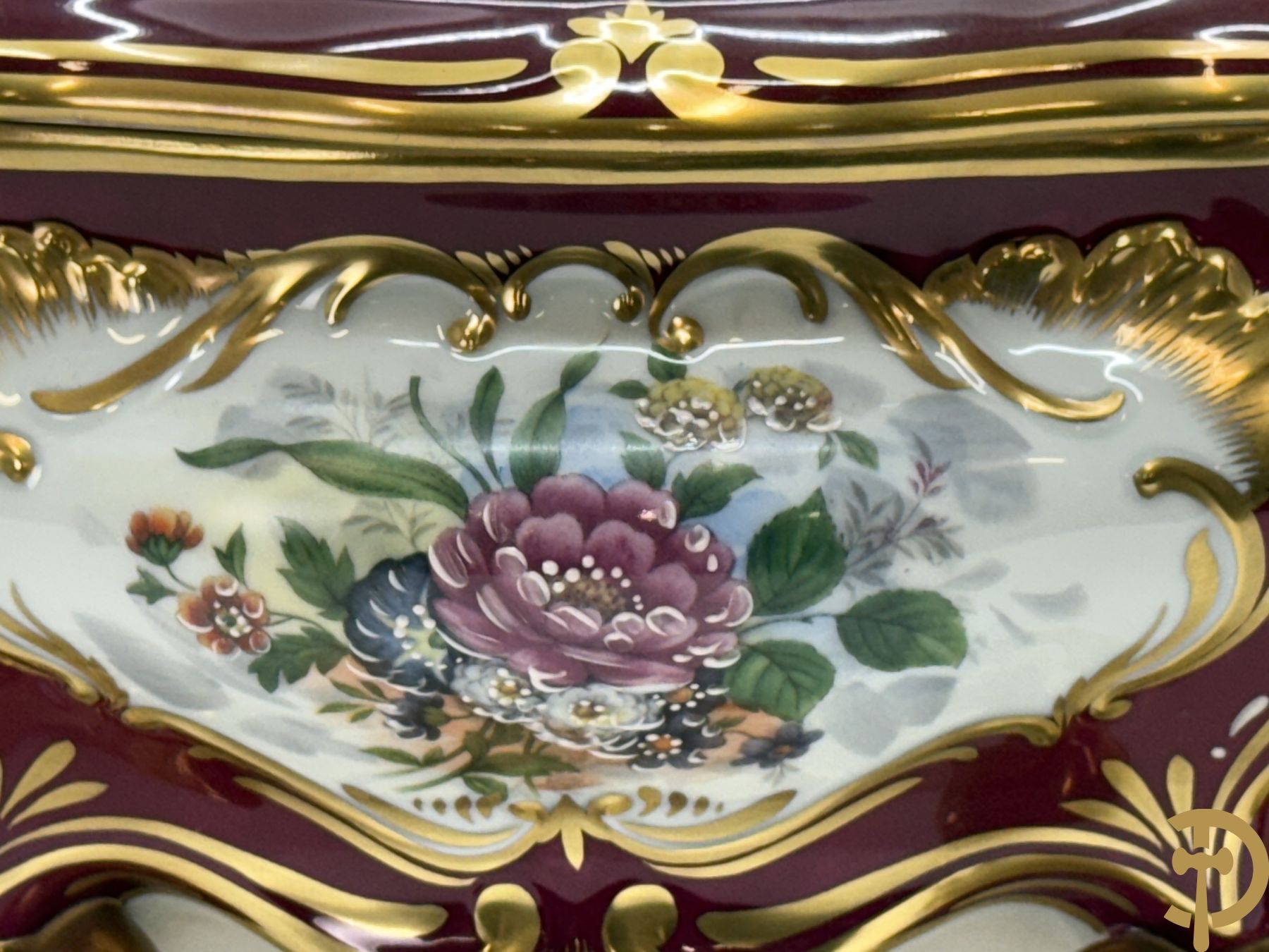 Porseleinen milieu de table (schaal en coupe) Limoges met bloemendecor en vergulde ornamenten, gemerkt onderaan