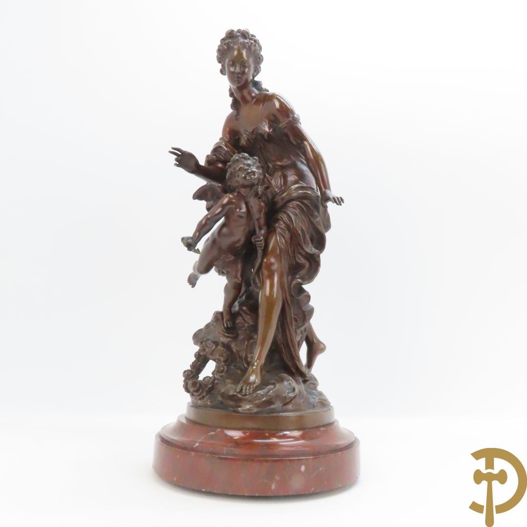 MOREAU M. getekend 'Elegante dame met gedrapeerd kleed en cupido met pijl en boog' 19e bronzen beeld op rouge marmeren sokkel