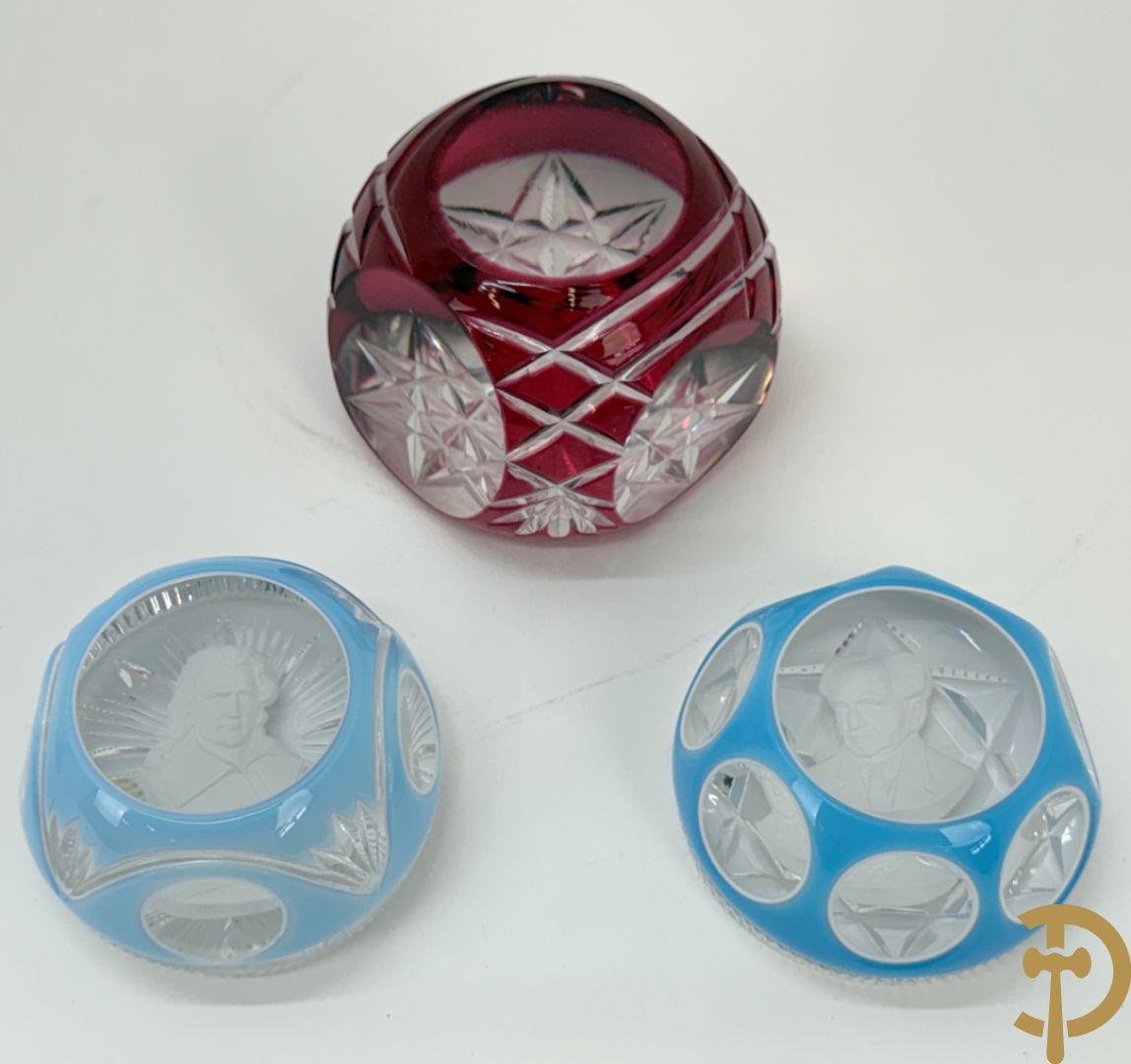 Twee presse papiers van Cristallerie d'Albret France, ontwerper/médailleur Gilbert Poillerat 'Portret van Davide Ben Gourion' en 'Jean Jacques Audubon' + Presse papier Val-Saint-Lambert rood geslepen