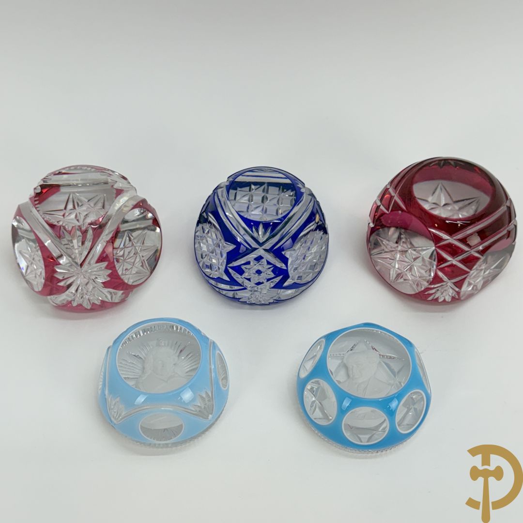 Twee presse papiers van Cristallerie d