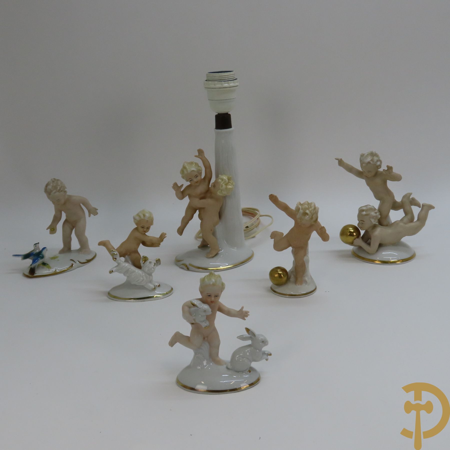 Sax porselein w.o. vijf groepjes met spelende cupido's en lampadaire