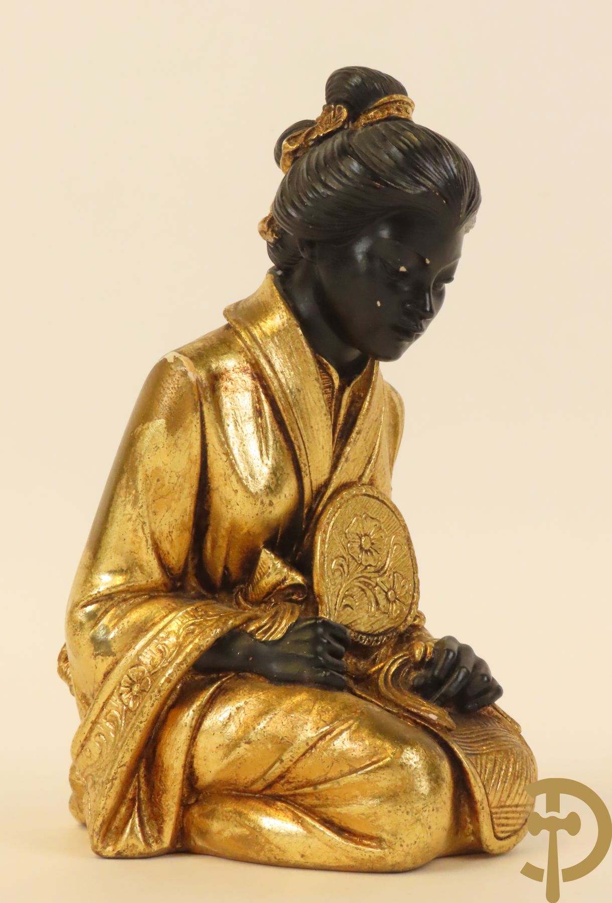 Aziatica bestaande uit bronzen zittende boedisatsvat onder boom, 2 bronzen olifanten met Indische figuren, bronzen zittende boedha, 4 Aziatische houtsculpturen van wijsgeren, Japanse dame in Satsumat en gipsen geknielde geisha