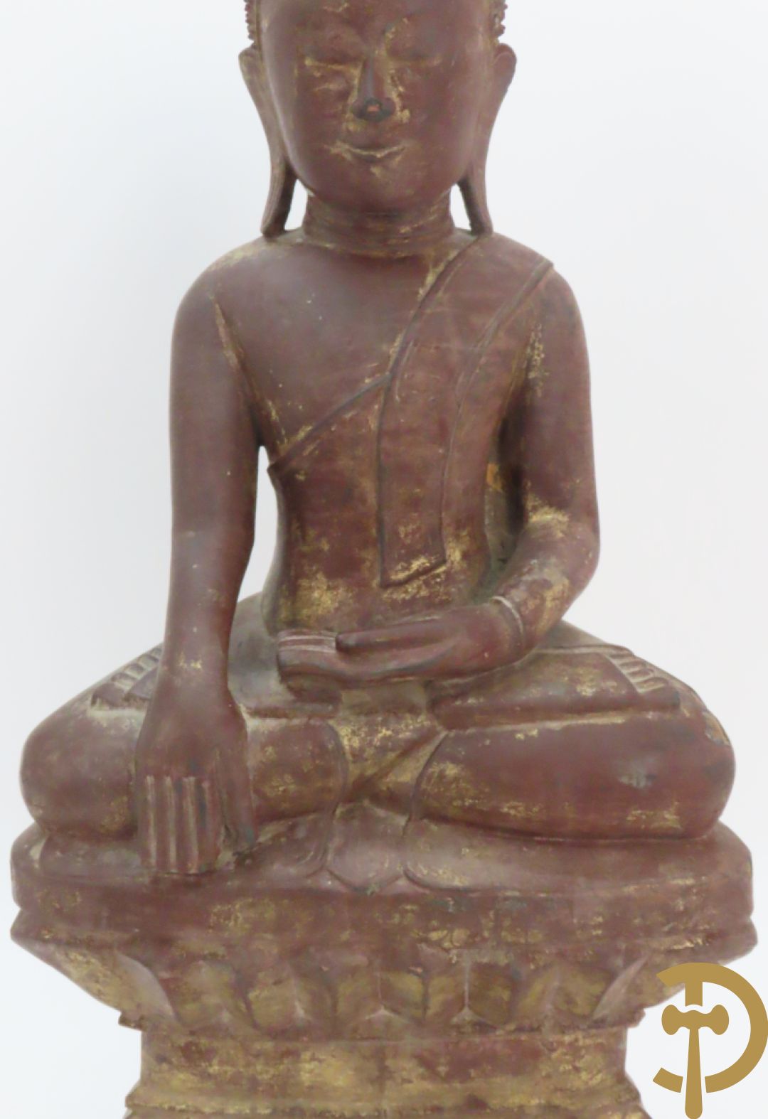 Houtgesculpteerde zittende boedha