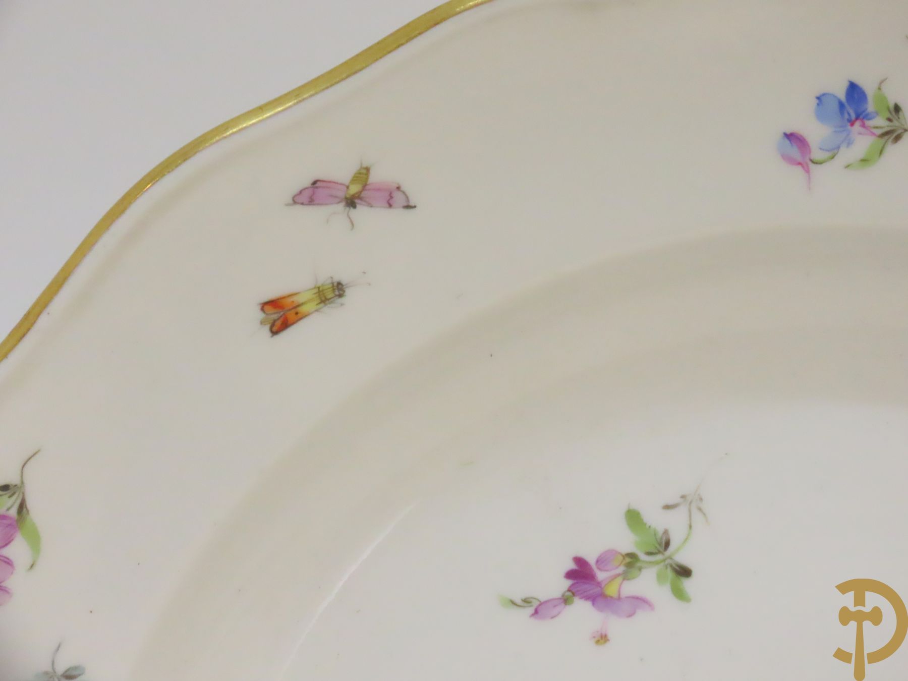 Zes porseleinen borden onder gemerkt met zwaarden / Meissen : 1 bord met stadstafereel, 1 verlucht bord met drakendecor, 1 bord met vogeldecor, 1 met bloemen en 2 met bloemendecor omgeven door vergulde rand